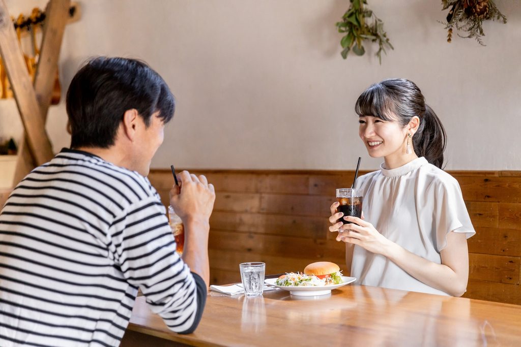 マッチングアプリをきっかけにデートする男女
