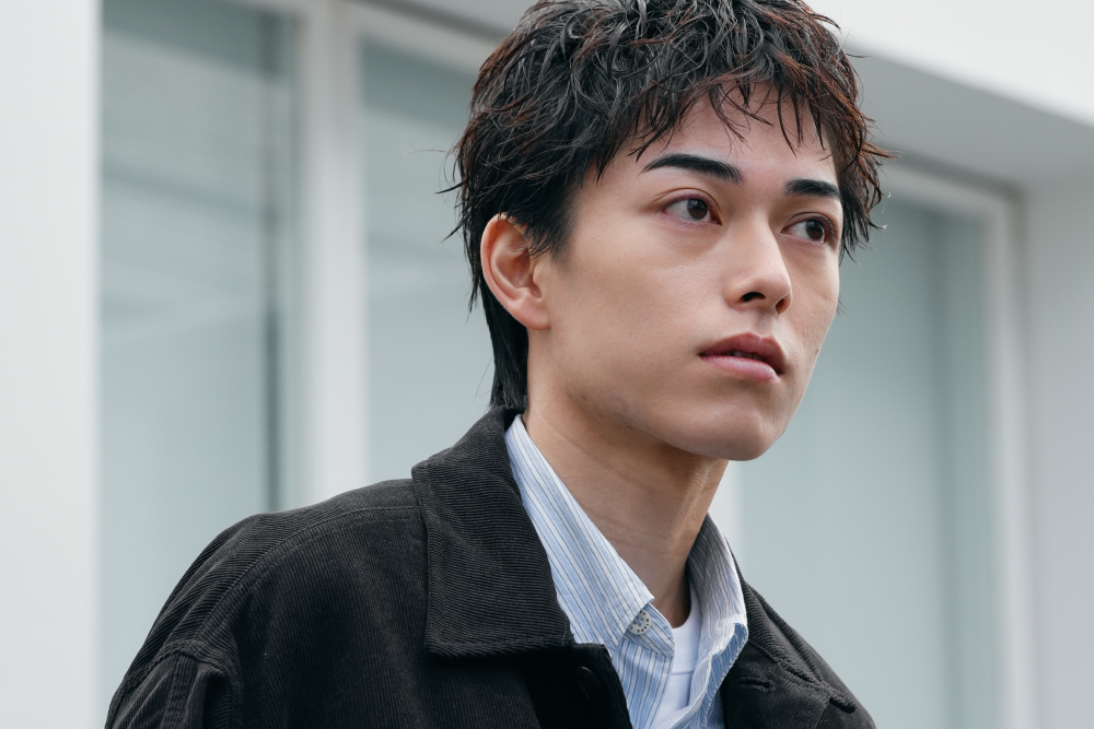 メンズ眉毛サロンで眉を整えている男性