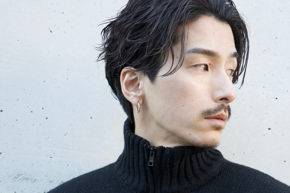 メンズ眉毛サロンで眉毛を整えている一重の男性