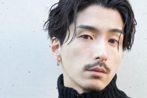 眉毛を整えている一重の男性